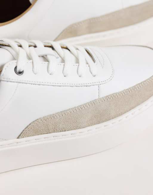 ASOS DESIGN baskets à lacets avec encoche noire au talon et détail en daim couleur pierre en cuir blanc, 2 de 5