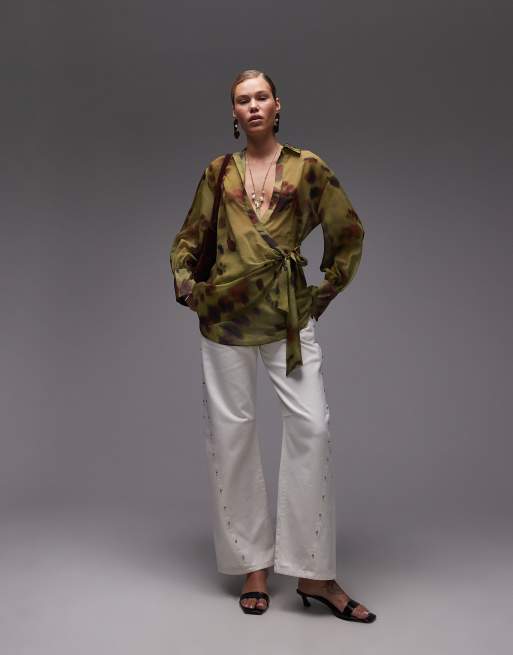 ASOS DESIGN – Batikmönstrad skjorta i chiffong med djup ringning och omlott framtill, 2 av 4