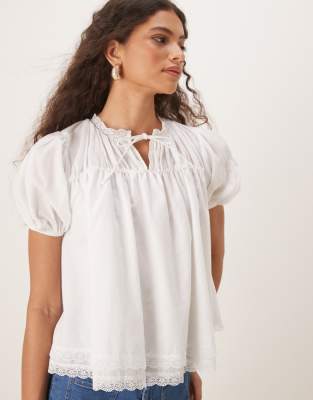 ASOS DESIGN - Baumwoll-Bluse in Cremeweiß mit Spitzenborte