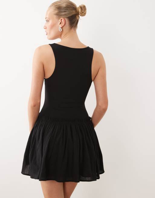ASOS DESIGN – Baumwoll-Minikleid in Schwarz mit tief angesetzter Taille und Rockteil mit Knitterstruktur, 4 von 4