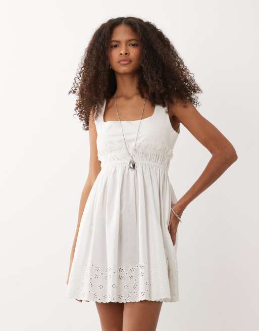 ASOS DESIGN – Baumwoll-Sommerkleid in Cremeweiß mit eckigem Ausschnitt und floralem Lochmuster, 2 von 4