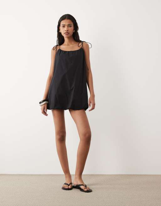 ASOS DESIGN – Bauschiges Mini-Sommerkleid aus Popeline in Schwarz mit gebundenen Trägern, 3 von 4