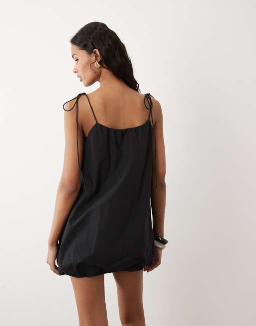 ASOS DESIGN – Bauschiges Mini-Sommerkleid aus Popeline in Schwarz mit gebundenen Trägern, 4 von 4