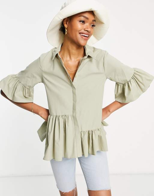 ASOS DESIGN – Bawełniana koszula z asymetryczną falbanką u dołu w jasnym odcieniu khaki