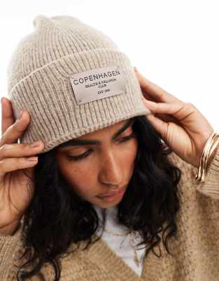 ASOS DESIGN - Beanie in Keksbeige mit „Kopenhagen"-Label-Braun