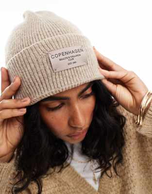 ASOS DESIGN - Beanie in Keksbeige mit „Kopenhagen"-Label-Brown