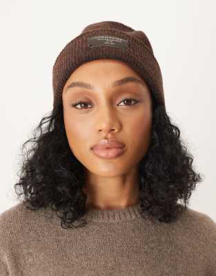 ASOS DESIGN - Beanie met label met 'Copenhagen'-print in chocoladebruin ...