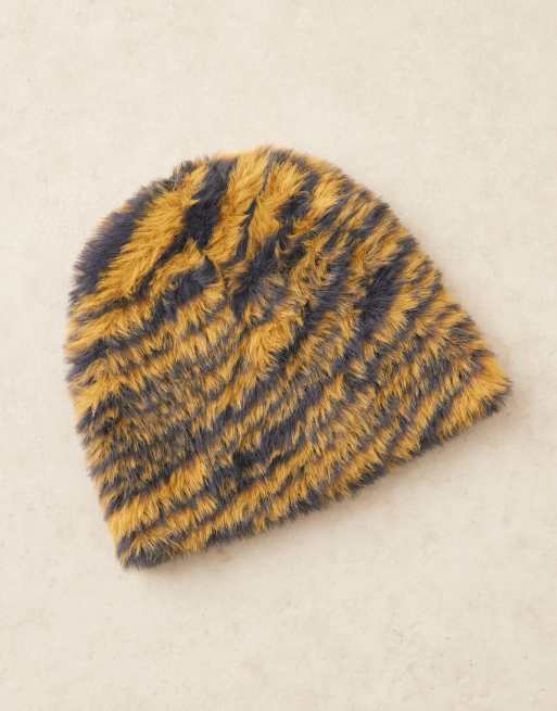 ASOS DESIGN - Beanie van pluizig garen met zebraprint in blauw, 2 van 3