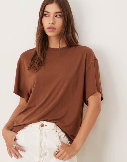 ASOS DESIGN – BeatheMAX – Czekoladowobrązowy drapowany T-shirt z lyocellu