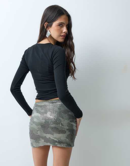 ASOS DESIGN bedruckter Pailletten-Minirock im Military-Muster, 5 von 5