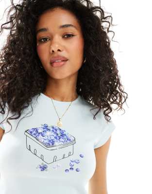 ASOS DESIGN - Bedrucktes Tanktop in Babyblau mit Blaubeergrafik