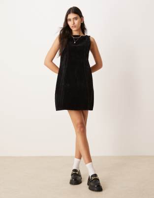 ASOS DESIGN - Beflocktes Mini-Jeanskleid in Schwarz