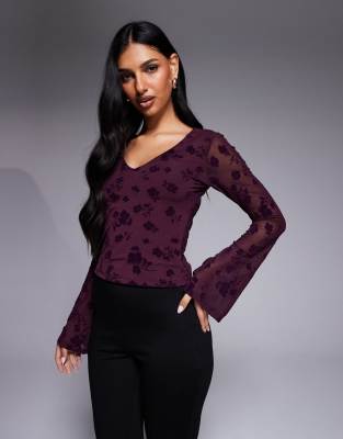 ASOS DESIGN - Beflocktes Netzstoff-Oberteil in Feige mit ausgestellten Ärmeln-Lila