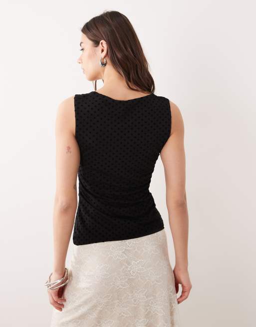 ASOS DESIGN – Beflocktes, weiches Camisole-Oberteil in Schwarz mit eckigem Ausschnitt, 4 von 4