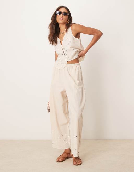 ASOS DESIGN – Beiga, broderade byxor i linnemix med uddkant och vida ben, del av set
