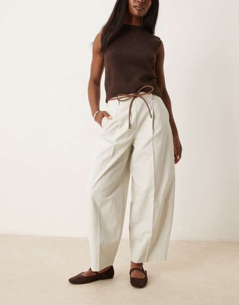 ASOS DESIGN – Beiga, figursydda byxor med stora barrelben och veckade detaljer - view 1