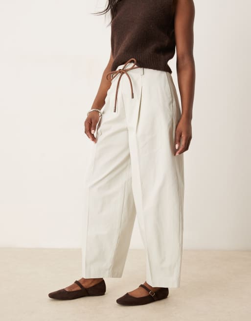 ASOS DESIGN – Beiga, figursydda byxor med stora barrelben och veckade detaljer, 2 av 5