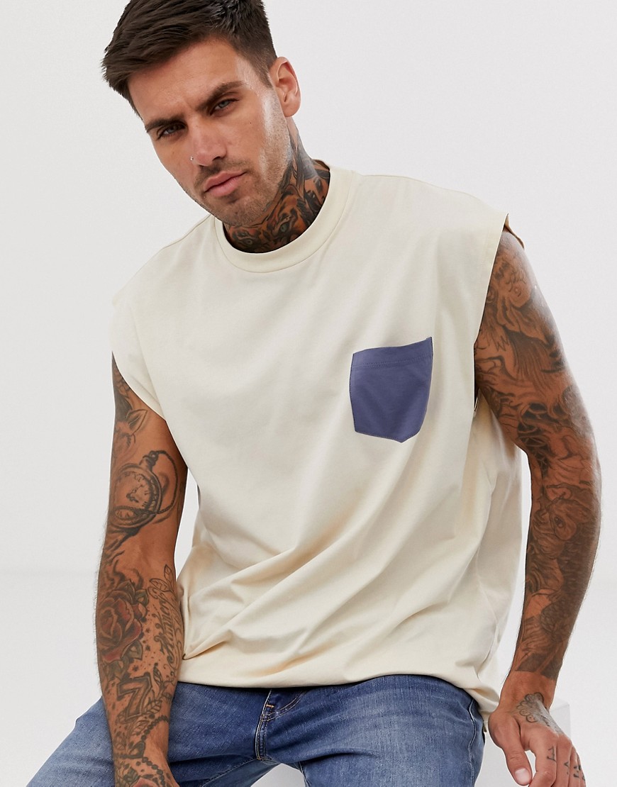 ASOS DESIGN – Beige ärmlös t-shirt i oversize-modell med kontrastfärgad ficka
