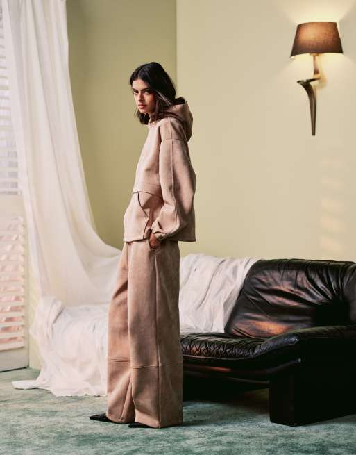 ASOS DESIGN - Beige bukser i skinnende scuba-stof med brede ben - Del af sæt