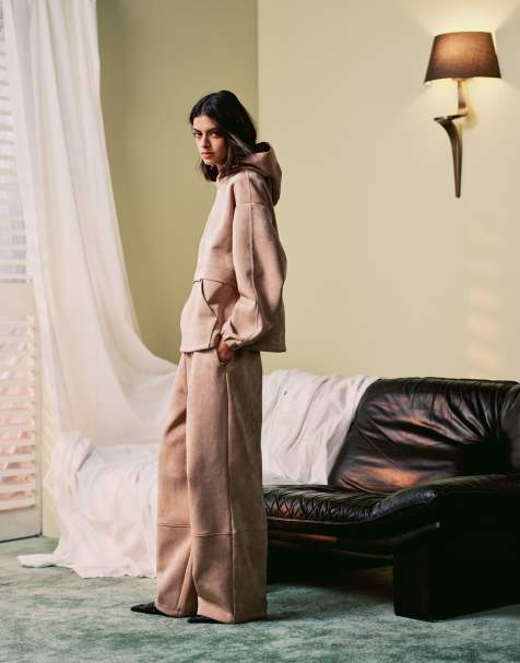 ASOS DESIGN - Beige bukser i skinnende scubalignende materiale med vide ben - Del af sæt - view 1