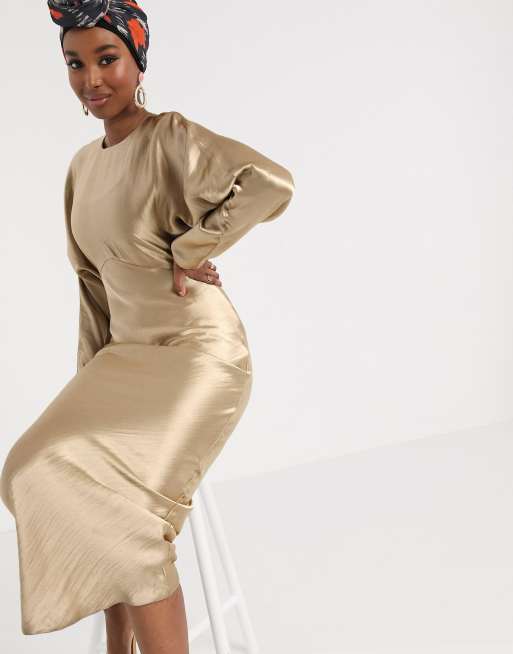 ASOS DESIGN – Beige, diagonalskuren maxiklänning i satin med pingvinärmar, 4 av 4