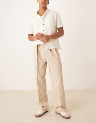 ASOS DESIGN – Beige finbyxor med vida ben, bälte och veck framtill - view 1