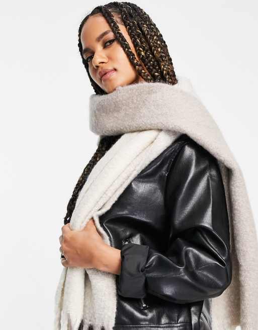 ASOS DESIGN - Beige fluffy tørklæde med kvaster i to nuancer , 3 af 4