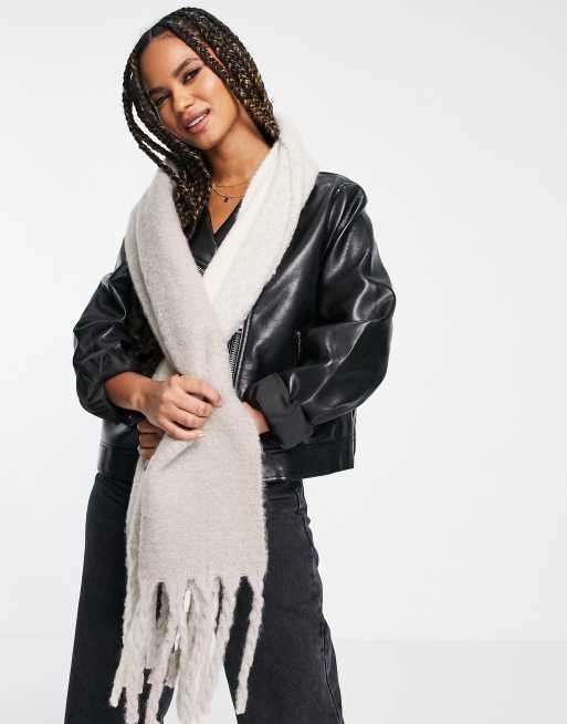 ASOS DESIGN - Beige fluffy tørklæde med kvaster i to nuancer , 4 af 4