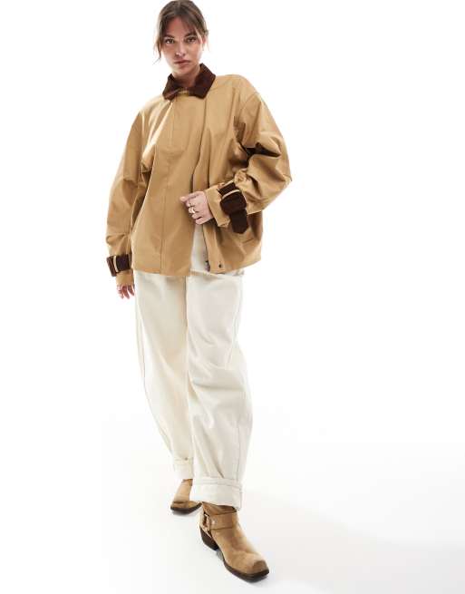 ASOS DESIGN - Beige kort trenchcoat med krave og ærmekanter i fløjl, 2 af 4