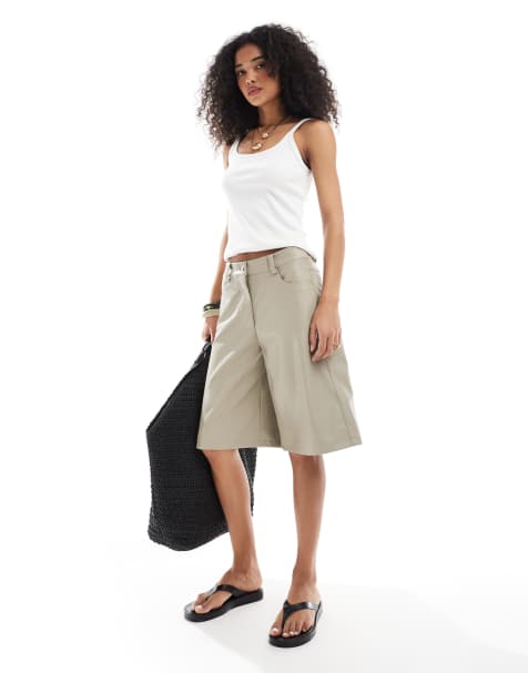 ASOS DESIGN – Beige, långa shorts i läderimitation - view 1