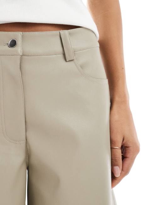 ASOS DESIGN - Beige longline-shorts i imiteret læder, 3 af 5