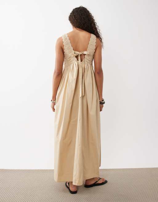 ASOS DESIGN - Beige maxikjole med V-hals og muslingekant samt bindebånd på ryggen, 4 af 4
