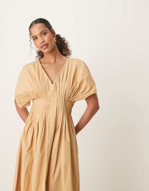 ASOS DESIGN - Beige midikjole med korte ærmer og V-hals samt smalle pintucks, 3 af 4