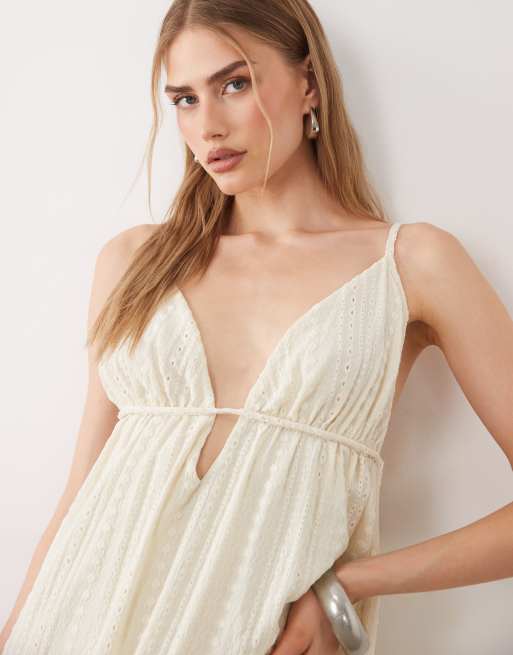 ASOS DESIGN – Beige midiklänning i broderie anglaise med v-ringning, 2 av 4