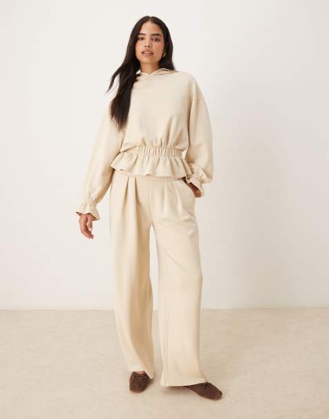 ASOS DESIGN – Beige mjukisbyxor i mjuk cupro med supervida ben - view 1