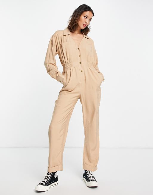ASOS DESIGN - Beige og langærmet kedeldragt med smocksyninger i taljen