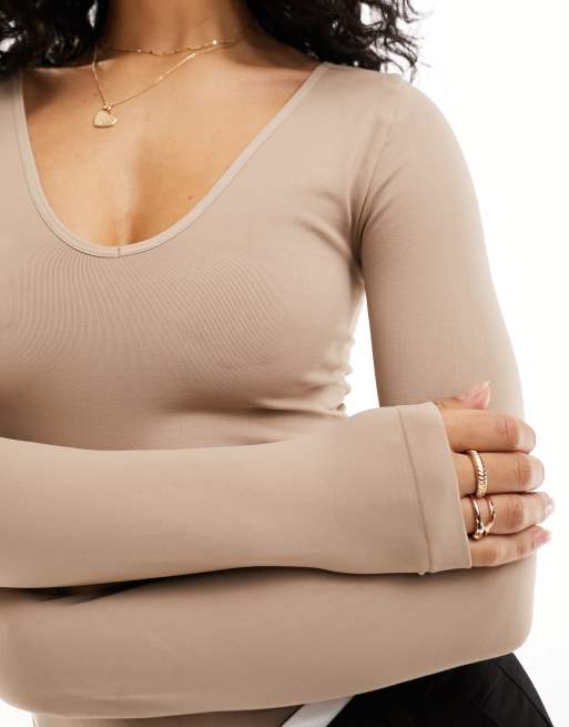 ASOS DESIGN - Beige og sømløs bodystocking med lange ærmer samt V-hals og formgivende effekt, 2 af 4
