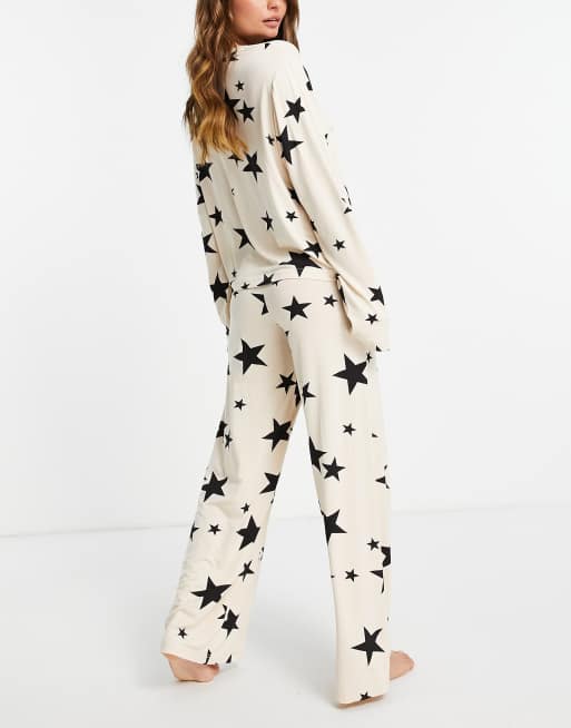 ASOS DESIGN - Beige og sort pyjamassæt med langærmet top og bukser med vidde samt gavepose i viskose med stjerneprint, 2 af 4