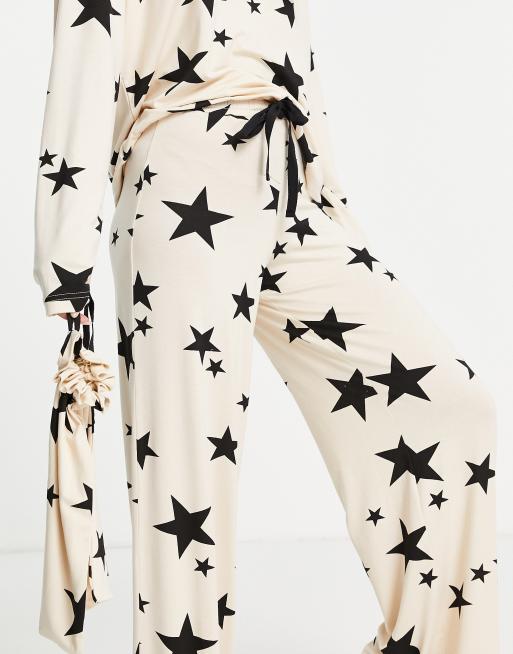 ASOS DESIGN - Beige og sort pyjamassæt med langærmet top og bukser med vidde samt gavepose i viskose med stjerneprint, 3 af 4