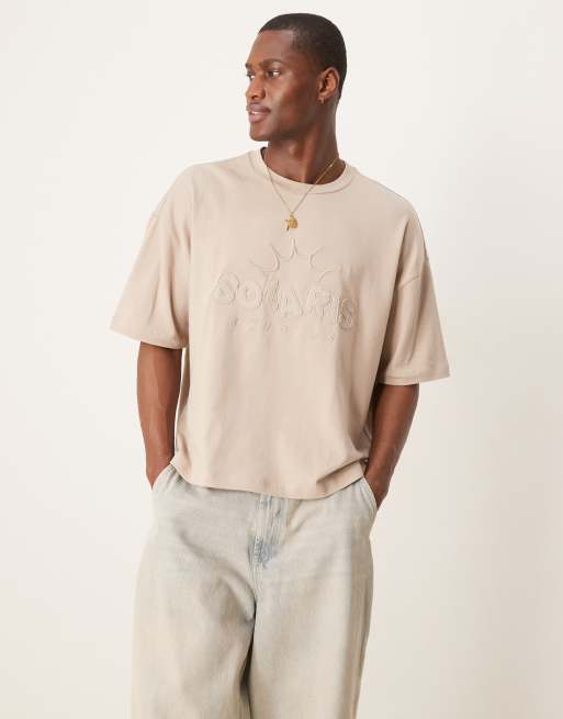 ASOS DESIGN - Beige oversized firkantet T-shirt i kraftigt stof på 240 gsm med applikation på brystet
