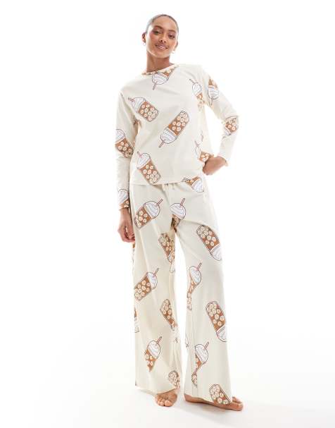 ASOS DESIGN - Beige pyjamassæt med langærmet top og bukser med iskaffeprint - view 1