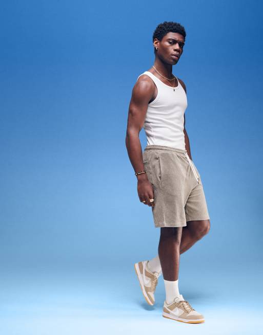 ASOS DESIGN – Beige, ribbade shorts i oversize av velour, 3 av 5