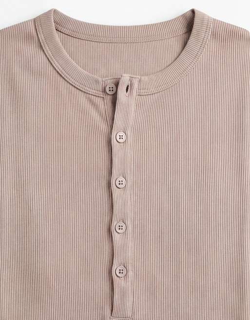 ASOS DESIGN - Beige ribstrikket tætsiddende T-shirt med henley-hals , 8 af 9
