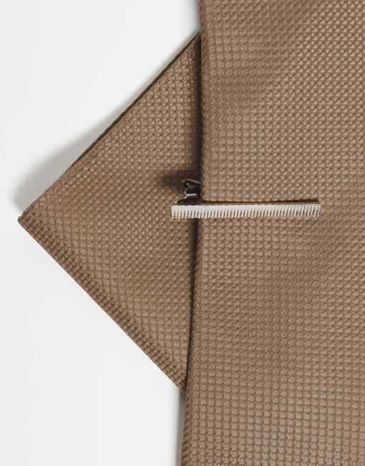 ASOS DESIGN - Beige satinsæt med tekstureret slips med slipsenål og lommeklud, 3 af 3