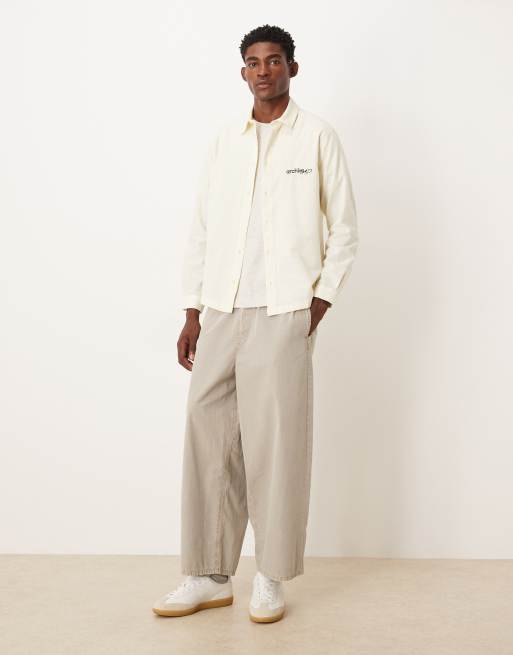 ASOS DESIGN – Beige skjorta i regular fit med broderi på bröstet, 2 av 5