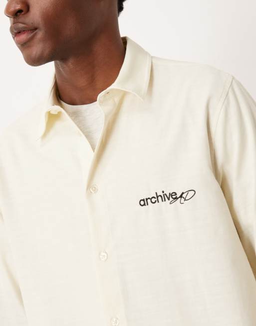ASOS DESIGN – Beige skjorta i regular fit med broderi på bröstet, 5 av 5