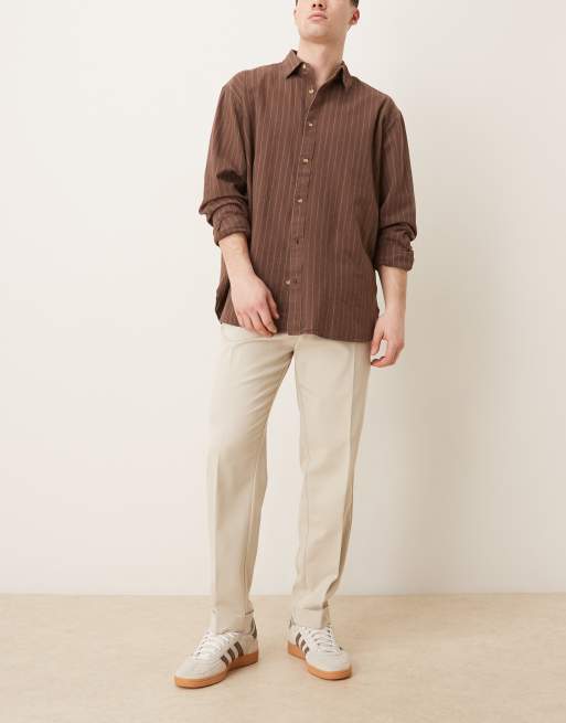 ASOS DESIGN - Beige skræddersyede bukser med carrot-pasform og opsmøg i twill, 2 af 5