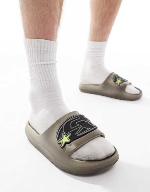 ASOS DESIGN - Beige sliders med slidt spraymaling-print og badge