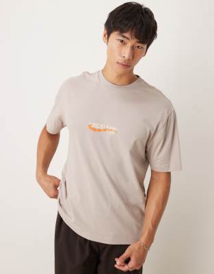 ASOS DESIGN - Beige T-shirt med print på brystet i afslappet pasform - view 1