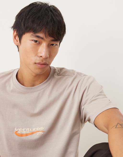 ASOS DESIGN - Beige T-shirt med print på brystet i afslappet pasform, 2 af 4